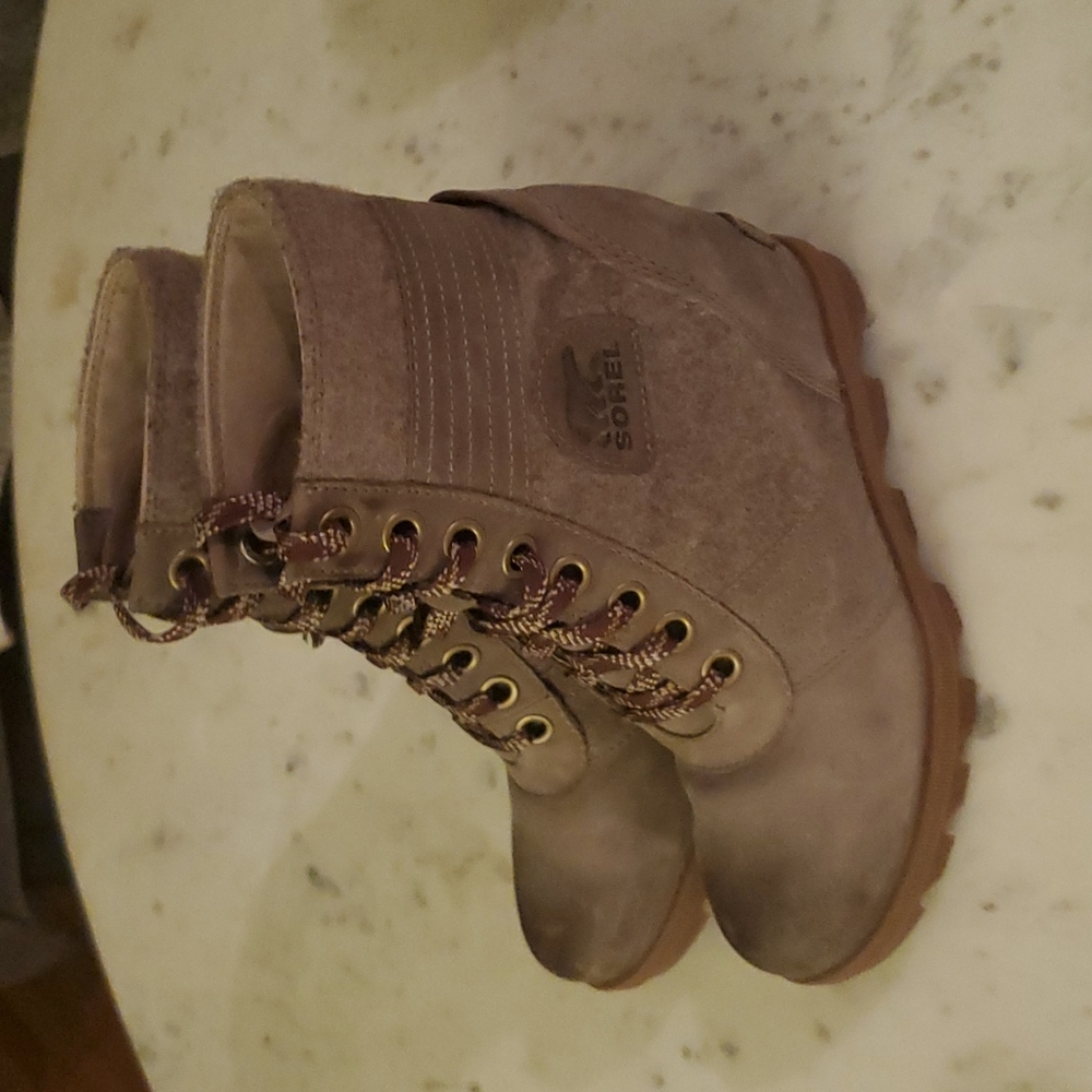 Sorel joan arctic boots. Tan color. Worn twice. In excellent condition